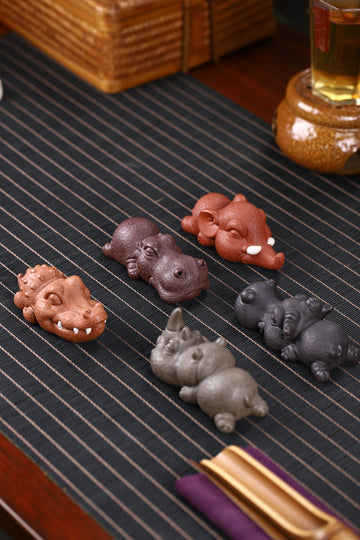 On the tea table, these small decorations can be used as pen holders or paperweights.