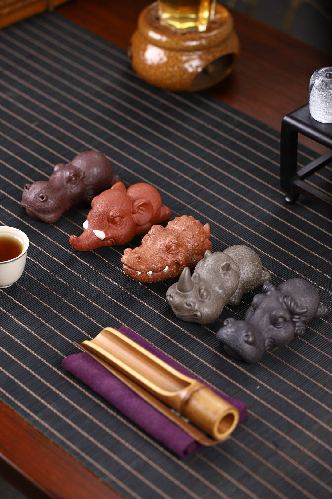 On the tea table, these small decorations can be used as pen holders or paperweights.